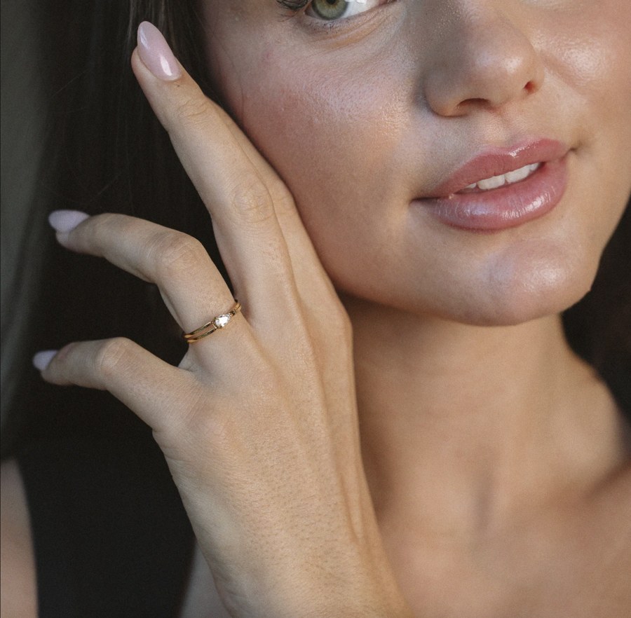Model mit feinem Goldring an der Wange