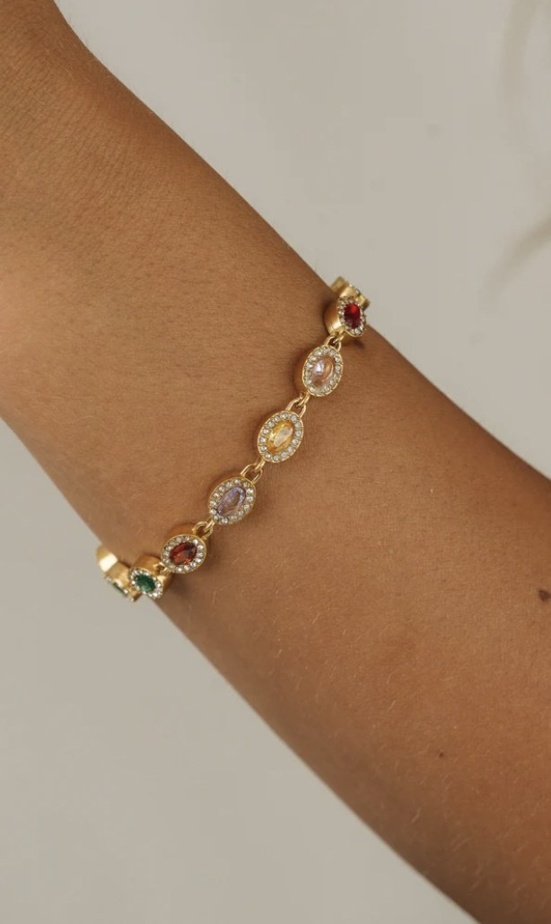 Armband mit farbigen ovalen Steinen am Handgelenk